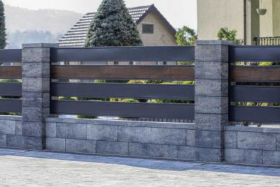 Серый бетонный забор