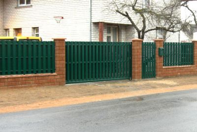 Зеленый забор из штакетника